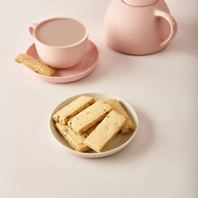 Load image into Gallery viewer, Butterfingers - Shortbread - Macadamia &amp; Choc Chip (175g)